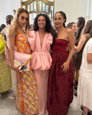 Assucena Assucena Instagram - Fui presenteada com o convite de @paula_raia para construir junto com ela uma trilha para sua última coleção. O que eu não imaginava é que não era apenas mais um  belo desfile ou mais uma coleção pensada minuciosamente ; mas uma imersão sensível nas memórias de Paula Raia para homenagear Dona Lina, sua mãe. A ideia era rememorar o quarto de vestir de Dona Lina, o qual foi território criativo e afetivo fundamental para que Paula desenvolvesse com maestria seu ofício. No primeiro encontro na casa da Paula, Jeff Ares ( @aresjeff )pega o roteiro e me pergunta: “Assu, traz pra gente uma canção angelical que te venha à cabeça?” E comecei a cantar “Estrela, Estrela”, canção lindíssima de Vítor Ramil, gravada por Gal no disco Fantasia na década de 80. Estava escolhida a canção de abertura de “Eu Palco - Meu Tempo no Mundo”. O repertório sugerido pela Paula e Renan ( @renanflumian ) já estava precioso com Óleo de Una Mujer de Sombrero, Love Calls You By Your Name e Mãe Menininha do Gantois, canção que a mãe da Paula cantava enquanto se arrumava . Fruta Gogoia foi uma sensível sugestão do @andrecezarmendes , canção que costurou e fechou o desfile. Para a missão de construir a trilha convocamos Rafael Acerbi ( @rafael.acerbi ) que foi essencial no processo, com seu violão, guitarra e base. Dito isso, quero agradecer com carinho ao @andrecezarmendes que foi quem primeiro me recebeu com o convite e também foi fundamental. Gratidão Jeff Ares pela ponte linda com a Paula. Gratidão Renan Flumian. Gratidão a toda a equipe da Paula que me recebeu sempre com muito carinho e profissionalismo. TMJ querida Paula Raia, minha gratidão, meu respeito e admiração por você 🙏🏽✨❤️ 
Você levantou um espetáculo; uma obra de arte no @theatromunicipal 

Muito, muito obrigada!

Assu
