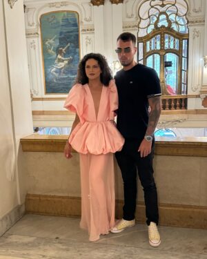Assucena Assucena Instagram - Fui presenteada com o convite de @paula_raia para construir junto com ela uma trilha para sua última coleção. O que eu não imaginava é que não era apenas mais um  belo desfile ou mais uma coleção pensada minuciosamente ; mas uma imersão sensível nas memórias de Paula Raia para homenagear Dona Lina, sua mãe. A ideia era rememorar o quarto de vestir de Dona Lina, o qual foi território criativo e afetivo fundamental para que Paula desenvolvesse com maestria seu ofício. No primeiro encontro na casa da Paula, Jeff Ares ( @aresjeff )pega o roteiro e me pergunta: “Assu, traz pra gente uma canção angelical que te venha à cabeça?” E comecei a cantar “Estrela, Estrela”, canção lindíssima de Vítor Ramil, gravada por Gal no disco Fantasia na década de 80. Estava escolhida a canção de abertura de “Eu Palco - Meu Tempo no Mundo”. O repertório sugerido pela Paula e Renan ( @renanflumian ) já estava precioso com Óleo de Una Mujer de Sombrero, Love Calls You By Your Name e Mãe Menininha do Gantois, canção que a mãe da Paula cantava enquanto se arrumava . Fruta Gogoia foi uma sensível sugestão do @andrecezarmendes , canção que costurou e fechou o desfile. Para a missão de construir a trilha convocamos Rafael Acerbi ( @rafael.acerbi ) que foi essencial no processo, com seu violão, guitarra e base. Dito isso, quero agradecer com carinho ao @andrecezarmendes que foi quem primeiro me recebeu com o convite e também foi fundamental. Gratidão Jeff Ares pela ponte linda com a Paula. Gratidão Renan Flumian. Gratidão a toda a equipe da Paula que me recebeu sempre com muito carinho e profissionalismo. TMJ querida Paula Raia, minha gratidão, meu respeito e admiração por você 🙏🏽✨❤️ 
Você levantou um espetáculo; uma obra de arte no @theatromunicipal 

Muito, muito obrigada!

Assu