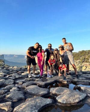 Assucena Assucena Instagram - Subindo o Morro do Pai Inácio pela segunda vez, embora tudo pareça novo de novo. Dos lugares mais lindos que já pude estar! A Chapada Diamantina é um tesouro plantado no sertão da Bahia. Fico a desvendar energias entre pedras, ervas e cachoeiras🙏🏽✨❤️