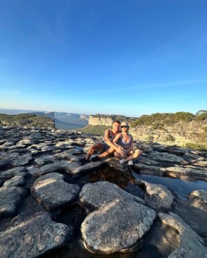 Assucena Assucena Instagram - Subindo o Morro do Pai Inácio pela segunda vez, embora tudo pareça novo de novo. Dos lugares mais lindos que já pude estar! A Chapada Diamantina é um tesouro plantado no sertão da Bahia. Fico a desvendar energias entre pedras, ervas e cachoeiras🙏🏽✨❤️