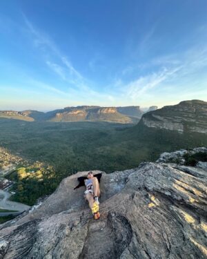 Assucena Assucena Instagram - Subindo o Morro do Pai Inácio pela segunda vez, embora tudo pareça novo de novo. Dos lugares mais lindos que já pude estar! A Chapada Diamantina é um tesouro plantado no sertão da Bahia. Fico a desvendar energias entre pedras, ervas e cachoeiras🙏🏽✨❤️
