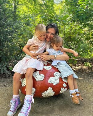 Astrid Coppens Instagram - #photodump
Lieve vrienden, 
Ik heb genoten van een heerlijk familieweekend. 💛 
De komende weken ga ik offline vanwege de opnames van een nieuw TV-programma in het buitenland. Ik zal geen toegang hebben tot mijn gsm of computer, dus ik zie jullie graag terug eind september. 

Stiekem denk ik dat een social media detox me goed zal doen, maar oh, wat ga ik mijn drie lieve schatten missen. 🫶🏻
#offline #opnames #familytime #detox #tvshow
Tot snel! 🌍🎥