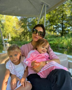 Astrid Coppens Instagram - #photodump
Lieve vrienden, 
Ik heb genoten van een heerlijk familieweekend. 💛 
De komende weken ga ik offline vanwege de opnames van een nieuw TV-programma in het buitenland. Ik zal geen toegang hebben tot mijn gsm of computer, dus ik zie jullie graag terug eind september. 

Stiekem denk ik dat een social media detox me goed zal doen, maar oh, wat ga ik mijn drie lieve schatten missen. 🫶🏻
#offline #opnames #familytime #detox #tvshow
Tot snel! 🌍🎥
