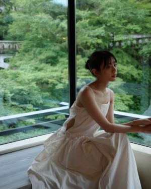 Asuka Kijima Instagram - 山中温泉＜花紫＞

昨年 友人と伺って
また絶対にいきたい！と決めていた旅館に
新しくアートスイートのお部屋が出来たということで
先日宿泊してきました☺︎

今回泊まったアートスイート＜夏の５＞は、
プライベートサウナと露天風呂があり、
なんとも贅沢な間取り。

照明やテーブル、フラワーベースなど
ひとつひとつにこだわりを感じて
チェックインしてしばらくは、ただ眺めておりました。笑

そして、このお部屋の最大の特徴は
寝室の窓一面に広がる大自然🍃
目線の先には一羽の白鷺。
見つめ合い 癒しのひとときとなりました☺️

地元石川県の食材を
たっぷりといただけるお料理の数々は
味はもちろん、見た目も美しい。

和モダンで洗練された空間と、隙のないおもてなし。
そして、力強い豊かな自然を感じられる
何度でも足を運びたくなるお宿です☺︎

アートスイートは10月1日から宿泊できるみたい。
これからはカニの季節だって🦀

#花紫