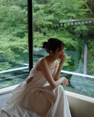 Asuka Kijima Instagram - 山中温泉＜花紫＞

昨年 友人と伺って
また絶対にいきたい！と決めていた旅館に
新しくアートスイートのお部屋が出来たということで
先日宿泊してきました☺︎

今回泊まったアートスイート＜夏の５＞は、
プライベートサウナと露天風呂があり、
なんとも贅沢な間取り。

照明やテーブル、フラワーベースなど
ひとつひとつにこだわりを感じて
チェックインしてしばらくは、ただ眺めておりました。笑

そして、このお部屋の最大の特徴は
寝室の窓一面に広がる大自然🍃
目線の先には一羽の白鷺。
見つめ合い 癒しのひとときとなりました☺️

地元石川県の食材を
たっぷりといただけるお料理の数々は
味はもちろん、見た目も美しい。

和モダンで洗練された空間と、隙のないおもてなし。
そして、力強い豊かな自然を感じられる
何度でも足を運びたくなるお宿です☺︎

アートスイートは10月1日から宿泊できるみたい。
これからはカニの季節だって🦀

#花紫