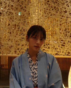 Asuka Kijima Instagram - 山中温泉＜花紫＞

昨年 友人と伺って
また絶対にいきたい！と決めていた旅館に
新しくアートスイートのお部屋が出来たということで
先日宿泊してきました☺︎

今回泊まったアートスイート＜夏の５＞は、
プライベートサウナと露天風呂があり、
なんとも贅沢な間取り。

照明やテーブル、フラワーベースなど
ひとつひとつにこだわりを感じて
チェックインしてしばらくは、ただ眺めておりました。笑

そして、このお部屋の最大の特徴は
寝室の窓一面に広がる大自然🍃
目線の先には一羽の白鷺。
見つめ合い 癒しのひとときとなりました☺️

地元石川県の食材を
たっぷりといただけるお料理の数々は
味はもちろん、見た目も美しい。

和モダンで洗練された空間と、隙のないおもてなし。
そして、力強い豊かな自然を感じられる
何度でも足を運びたくなるお宿です☺︎

アートスイートは10月1日から宿泊できるみたい。
これからはカニの季節だって🦀

#花紫