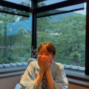 Asuka Kijima Instagram - 山中温泉＜花紫＞

昨年 友人と伺って
また絶対にいきたい！と決めていた旅館に
新しくアートスイートのお部屋が出来たということで
先日宿泊してきました☺︎

今回泊まったアートスイート＜夏の５＞は、
プライベートサウナと露天風呂があり、
なんとも贅沢な間取り。

照明やテーブル、フラワーベースなど
ひとつひとつにこだわりを感じて
チェックインしてしばらくは、ただ眺めておりました。笑

そして、このお部屋の最大の特徴は
寝室の窓一面に広がる大自然🍃
目線の先には一羽の白鷺。
見つめ合い 癒しのひとときとなりました☺️

地元石川県の食材を
たっぷりといただけるお料理の数々は
味はもちろん、見た目も美しい。

和モダンで洗練された空間と、隙のないおもてなし。
そして、力強い豊かな自然を感じられる
何度でも足を運びたくなるお宿です☺︎

アートスイートは10月1日から宿泊できるみたい。
これからはカニの季節だって🦀

#花紫