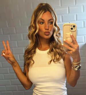 Aurélie Dotremont Instagram - Sur Instagram on est déjà en 2033 , 1 post ne suffit plus il en faut 36 alors que moi j’essaye à peine d’arrêter les poses de 2012