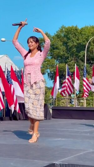 Aurélie Moeremans Instagram - Udah cocok belum jadi biduan di US? 😂