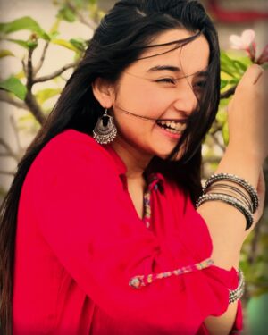 Aurra Bhatnagar Badoni Instagram - और फिर कुछ यूँ हुआ कि,
अपनी तस्वीर पे दिल आगाया 🪷💗✨

(Ps: the two last pics were candid as the rain started pouring 😂😭)

📸: @deeptibhatnagarbadoni