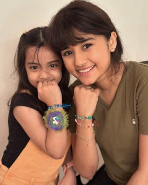 Aurra Bhatnagar Badoni Instagram - Raksha Bandhan on set 🫶✨ love u @coralbhatnagarbadoni 🤍✨ but our cat fights have not ended ok 😑😂 missing @lovealchemi in the frame 🥹🫶✨

(ps: Guys its just a wig I am on shoot rn 😂😂)