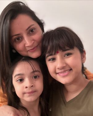 Aurra Bhatnagar Badoni Instagram - Raksha Bandhan on set 🫶✨ love u @coralbhatnagarbadoni 🤍✨ but our cat fights have not ended ok 😑😂 missing @lovealchemi in the frame 🥹🫶✨

(ps: Guys its just a wig I am on shoot rn 😂😂)