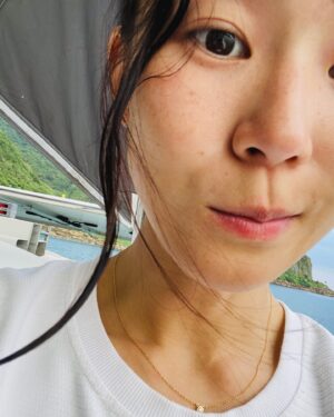Aviis Zhong Instagram - 週末來複習一下帆船
玩個jetsurf
陪小孩玩sup划一下
給超長鬚水母電爆
最後被送上去修一下帆桅桿
謝謝BlowFish❤️

#sailing #jellyfish #sup #jetsurf