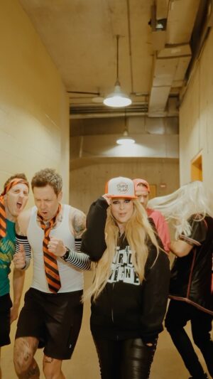 Avril Lavigne Instagram - Some things never change from the hallways of high school to the hallways backstage @simpleplan and I hanging out here in the greatest hits tour