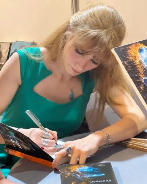 Aya Al Saboni Instagram - 💙🧡...

#aya_alsaboni #آية_الصابوني 

#معرض_بغداد_الدولي_للكتاب #كريستال_منقط #Baghdad #baghdad_books_fair