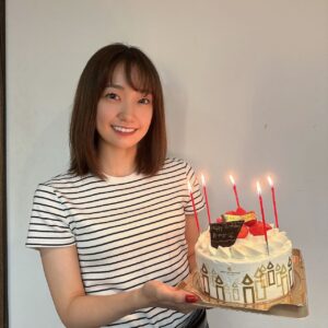 Ayaka Ohashi Instagram - 本日、お誕生日です〜🎂
現場でお祝いしていただきました！
みんなでケーキ食べました🍰

引き続き大橋彩香の応援よろしくお願いします！(スタッフ)

#大橋彩香