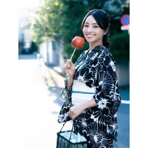 Ayame Misaki Instagram - #りんご飴 #夏祭り #夏休み #夏の終わり #浴衣 #夏 #japan
#yukata #yukatagirl #kimono #kimonogirl #kimonostyle