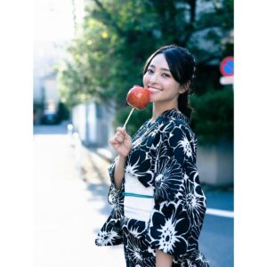 Ayame Misaki Instagram - #りんご飴 #夏祭り #夏休み #夏の終わり #浴衣 #夏 #japan
#yukata #yukatagirl #kimono #kimonogirl #kimonostyle