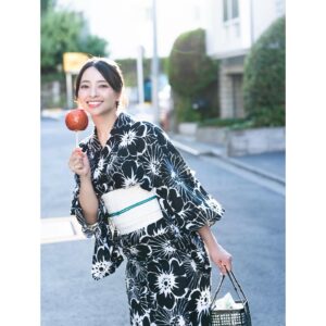 Ayame Misaki Instagram - #りんご飴 #夏祭り #夏休み #夏の終わり #浴衣 #夏 #japan
#yukata #yukatagirl #kimono #kimonogirl #kimonostyle
