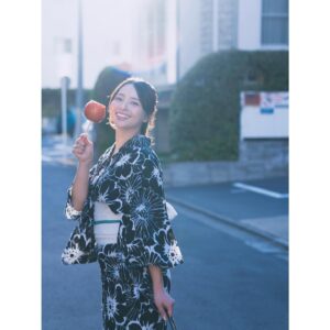 Ayame Misaki Instagram - #りんご飴 #夏祭り #夏休み #夏の終わり #浴衣 #夏 #japan
#yukata #yukatagirl #kimono #kimonogirl #kimonostyle