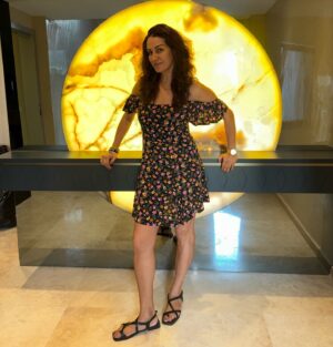Ayça İnci Instagram - ⭐️💫🌕🌖 Yaptık işte bir şeyler az kaldı hedefe!! 🎯 🌞😉🙈🤭💪🏻 Azim ettik ekipçe hep beraber başarıyoruz Gitti kilolar çok azı kaldı o da benim takıntım yoksa herkes tamam diyor da 😜👊🏻 20 yıl önce giydiğim kot pantolonumu giymeye and içtim 🙏🏻
#nomakeup 
@metinakayemshapeturkiye @metinakayemshape