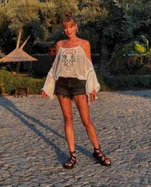 Ayça Varlıer Instagram - Bi’Badem ailesine ve tüm ekibine tekrar teşekkürler! Kalabalıktan uzak, doğayla içi içe, güzel insanların bir araya geldiği ve benim için en önemlisi saatlerce çıkmak istemeyeceğim bir deniz! Müzik dolu gecelerde buluşmak dileğiyle 💫 @bibademdatca #livemusic #nature #green #naturelover