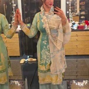 Ayesha Takia Instagram - Messy room, messy bun..red lips and big smiles... #ayeshatakia