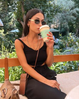 Aylin Engör Instagram - Kahve : 5 dakika sonra her şey yoluna girer 😌☕️