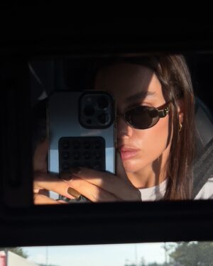 Aylin Engör Instagram - Bu aynanın adını bilen var mı? 🤔 selfie den daha çok hoşuma gitmeye başladı😎