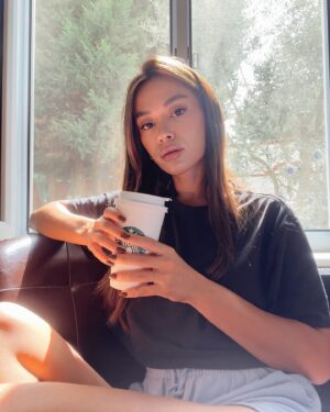 Aylin Engör Instagram - Tam olarak K-pop culara benzedim sanırım 😅