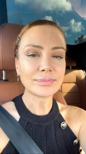 Ayşe Şule Bilgiç Instagram - Hikayede kalmasın, bölük bölük dinlemeyelim dediniz… Buyurun efenim… 
💕
Kendi başına şarkı söylemenin iyi oluş halini arttırdığını kanıtlayan makaleyi okuduğumdan beri kendime arabada, duşta, yalnız olduğum uygun her ortamda uyguladığım “self therapy” nin “in car” seansımın bir kuplesini sizlerle paylaşıyorum. 🥰
🧿
Siz de nasıl söylediğinizden bağımsız yalnız kaldığınızda kendi kendinize şarkı söyleyin. 🙏🏻En iyi arabada ve dışta oluyor, bağıra çağıra söyleyebiliyorsunuz. 
🧿
Detone oldum/olmadım, güzel söyledim/söyleyemedim hiç takılmayın. Sadece söyleyin. ##şarkısöylemeklazım