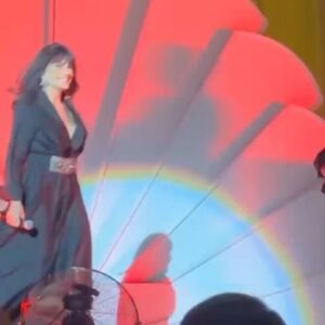 Ayşegül Aldinç Instagram - Acı haberi aldığımızdan beri ne yerdeydim ne gökte.
Toparlanamıyorum. 
Hepimiz gibi…
Dün Melike Şahin güzel kardeşimin zamanlar önce tüm zarafetiyle arayıp sahnesinde misafir etmek için ricada bulunması üzerine Cemil Topuzlu Açıkhava Tiyatrosu’ndaki konserine çıkacağım gündü. 
⚫️⚫️⚫️
Bu yazıyı Narin’in bulunduğu gün yani dün yazdım.
“Bulunduğu” diyorum; ötesini yazamıyorum…
“Semtimiz de suskun bugün; tüm ülke gibi.
Çocuk parkında bile çocuk yok.
Aklı başında ebeveynler saklamışlar çocuklarını…
Artık hiç bir şeyin eskisi gibi olmadığı, yenisinin de her türlü kötülüğü, cehaleti, görgüsüzlüğü nişâne gibi büyük bir keyifle omzunda taşıyan zihniyetten saklamışlar diye düşünüyorum. 
Yarın okulların açılacağı geliyor aklıma.
Sebep bu demek diyorum.
Ne yapacağımı bilemez vaziyette dolanıp duruyorum.
Akşam çok sevip takdir ettiğim #MelikeŞahin in konserinde konuk sanatçıyım.
Kendime gelmem gerek.
Gelemiyorum.
Bu kötü haberin üzerimde yarattığı beter duygudan çıkamıyorum.
Banyoya giriyorum. Günde beş kez duş alan ben; devrânın pisliklerinden arınmak istercesine derimi yola yola yıkanıyorum.
Geçmiyor
Geçmez!
⚫️⚫️⚫️
Sokaktan isterik bir kahkaha sesi geliyor.
Gelmeye devam ediyor…
Pencereden yarı belime kadar sarkıp BUGÜN OLMAZ! diye haykırıp üstüne atlamak istiyorum…”
⚫️⚫️⚫️
Akşam oluyor.
Artık sahnedeyim.
Alkışlar beni kendime getiriyor.
Melike tüm naifliği ve sevgisiyle sahnede beni  onurlandırıyor.
Birlikte Narin’in şahsında hayattan koparılmış tüm çocuklar için söylüyoruz.
Sonra ben kulise ordan da evime dönüyorum.
Uyuyamıyorum.
Bu seferki sahne adrenalininden değil.
#Narin kız aklımdan çıkmıyor.
İçim dışım kahır belâ dolu.
Ama burada dilimi kötü kelâmların emrine amâde kılmak niyetinde değilim.
Tüm ülkenin bedduası yeter
⚫️⚫️⚫️
Melek kızım, gittiğin yerde huzur bul. Orada seni kimse zedeleyemez.
Seni koruyamadığımız için lanet olsun.
Cehennem bizim olduğumuz tarafta; sen huzurda ol.
Çocukların öldürülebildiği bir dünyada yaşamak gerçekten anlamsız.
Bir kez daha ne diyeceğimi bilemiyorum. 
Sözü neylerse güzel eyler
Nâzım Hikmet alıyor: 
“Öyle ölüler vardır ki,
ben onların öldüklerini düşündükçe,
vakit olur yaşadığımdan utanırım.” diyor.
Utanıyorum!..