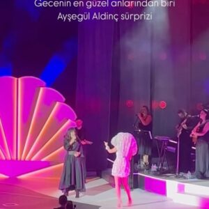 Ayşegül Aldinç Instagram - Acı haberi aldığımızdan beri ne yerdeydim ne gökte.
Toparlanamıyorum. 
Hepimiz gibi…
Dün Melike Şahin güzel kardeşimin zamanlar önce tüm zarafetiyle arayıp sahnesinde misafir etmek için ricada bulunması üzerine Cemil Topuzlu Açıkhava Tiyatrosu’ndaki konserine çıkacağım gündü. 
⚫️⚫️⚫️
Bu yazıyı Narin’in bulunduğu gün yani dün yazdım.
“Bulunduğu” diyorum; ötesini yazamıyorum…
“Semtimiz de suskun bugün; tüm ülke gibi.
Çocuk parkında bile çocuk yok.
Aklı başında ebeveynler saklamışlar çocuklarını…
Artık hiç bir şeyin eskisi gibi olmadığı, yenisinin de her türlü kötülüğü, cehaleti, görgüsüzlüğü nişâne gibi büyük bir keyifle omzunda taşıyan zihniyetten saklamışlar diye düşünüyorum. 
Yarın okulların açılacağı geliyor aklıma.
Sebep bu demek diyorum.
Ne yapacağımı bilemez vaziyette dolanıp duruyorum.
Akşam çok sevip takdir ettiğim #MelikeŞahin in konserinde konuk sanatçıyım.
Kendime gelmem gerek.
Gelemiyorum.
Bu kötü haberin üzerimde yarattığı beter duygudan çıkamıyorum.
Banyoya giriyorum. Günde beş kez duş alan ben; devrânın pisliklerinden arınmak istercesine derimi yola yola yıkanıyorum.
Geçmiyor
Geçmez!
⚫️⚫️⚫️
Sokaktan isterik bir kahkaha sesi geliyor.
Gelmeye devam ediyor…
Pencereden yarı belime kadar sarkıp BUGÜN OLMAZ! diye haykırıp üstüne atlamak istiyorum…”
⚫️⚫️⚫️
Akşam oluyor.
Artık sahnedeyim.
Alkışlar beni kendime getiriyor.
Melike tüm naifliği ve sevgisiyle sahnede beni  onurlandırıyor.
Birlikte Narin’in şahsında hayattan koparılmış tüm çocuklar için söylüyoruz.
Sonra ben kulise ordan da evime dönüyorum.
Uyuyamıyorum.
Bu seferki sahne adrenalininden değil.
#Narin kız aklımdan çıkmıyor.
İçim dışım kahır belâ dolu.
Ama burada dilimi kötü kelâmların emrine amâde kılmak niyetinde değilim.
Tüm ülkenin bedduası yeter
⚫️⚫️⚫️
Melek kızım, gittiğin yerde huzur bul. Orada seni kimse zedeleyemez.
Seni koruyamadığımız için lanet olsun.
Cehennem bizim olduğumuz tarafta; sen huzurda ol.
Çocukların öldürülebildiği bir dünyada yaşamak gerçekten anlamsız.
Bir kez daha ne diyeceğimi bilemiyorum. 
Sözü neylerse güzel eyler
Nâzım Hikmet alıyor: 
“Öyle ölüler vardır ki,
ben onların öldüklerini düşündükçe,
vakit olur yaşadığımdan utanırım.” diyor.
Utanıyorum!..