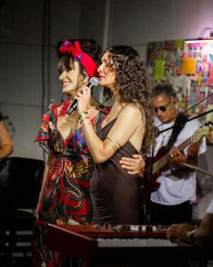 Ayşegül Aldinç Instagram - En sevdiğim, doğduğum ay, en sevdiklerimle hoş geldi…🥰
Dün gece @insperabodrum bünyesindeki @gastroblau sahnesindeydik.
Uzun bir aradan sonra ilk kez değerli müzisyen arkadaşlarımdan oluşan bir dörtlü ile şarkı söyledim.
Beni izlemeye gelen canımın içi Birce’mi can cana sahnemde ağırlamak beni çok mutlu etti.
Konuklar arasında  sevgili Özgür Mumcu’yu görmek de…
Kadim dostum Fatih Türkmenoğlu’da sevgili eşiyle gelince deymeyindi keyfime.
Çiçekler açtım resmen.
🌸🌸🌸
Ocak’ta açılan İnspera, Bodrum’un sanat ve kültür merkezi olma özelliğini mükemmel bir biçimde koruyacak o çok belli. 
İçinde mini ve büyük konser ve tiyatro salonları fine dining restoranı ve bistrosuyla yaz, kış önemli bir açığı kapatma yolunda azimle ilerliyor.
Emeği geçen her birimi ayrı ayrı kutlarım.
👏🏼👏🏼👏🏼
Bu satırları da konuk edildiğimiz İnspera bünyesindeki villalardan birinde yatay vaziyette yazıyorum.
Aşağıda özel havuzumuz gel gel yapıyor; fekat mekat ben suya banmayı aklımın ucundan geçirmediğimden mayo neyin almayı da akıl etmemişim.
İş ciddiyeti işte!
😄😄😄
Her bi kaç günlük tatil sonrası dönüş keşmekeşinin ortasına düşmemenin olanaksız olduğu bir serüven bekliyor bizi.
Gâzâmız mübarek ola diyerekten yola revan olalım bakalım.
“Eylül’de gel”ecekleri beklemedeyiz…😉
@insperabodrum 
@peymaayngl 
@stolgakilic 🎹
@hamibarutcu🎸
@mervenuvasilturkmen 🪈
@_mehmet_karakose_ 🥁
@birceakalay 🌟
#birceakalay 
@ozgurmumcu 
#ayşegülaldinç