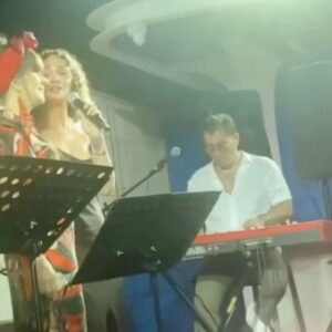 Ayşegül Aldinç Instagram - En sevdiğim, doğduğum ay, en sevdiklerimle hoş geldi…🥰
Dün gece @insperabodrum bünyesindeki @gastroblau sahnesindeydik.
Uzun bir aradan sonra ilk kez değerli müzisyen arkadaşlarımdan oluşan bir dörtlü ile şarkı söyledim.
Beni izlemeye gelen canımın içi Birce’mi can cana sahnemde ağırlamak beni çok mutlu etti.
Konuklar arasında  sevgili Özgür Mumcu’yu görmek de…
Kadim dostum Fatih Türkmenoğlu’da sevgili eşiyle gelince deymeyindi keyfime.
Çiçekler açtım resmen.
🌸🌸🌸
Ocak’ta açılan İnspera, Bodrum’un sanat ve kültür merkezi olma özelliğini mükemmel bir biçimde koruyacak o çok belli. 
İçinde mini ve büyük konser ve tiyatro salonları fine dining restoranı ve bistrosuyla yaz, kış önemli bir açığı kapatma yolunda azimle ilerliyor.
Emeği geçen her birimi ayrı ayrı kutlarım.
👏🏼👏🏼👏🏼
Bu satırları da konuk edildiğimiz İnspera bünyesindeki villalardan birinde yatay vaziyette yazıyorum.
Aşağıda özel havuzumuz gel gel yapıyor; fekat mekat ben suya banmayı aklımın ucundan geçirmediğimden mayo neyin almayı da akıl etmemişim.
İş ciddiyeti işte!
😄😄😄
Her bi kaç günlük tatil sonrası dönüş keşmekeşinin ortasına düşmemenin olanaksız olduğu bir serüven bekliyor bizi.
Gâzâmız mübarek ola diyerekten yola revan olalım bakalım.
“Eylül’de gel”ecekleri beklemedeyiz…😉
@insperabodrum 
@peymaayngl 
@stolgakilic 🎹
@hamibarutcu🎸
@mervenuvasilturkmen 🪈
@_mehmet_karakose_ 🥁
@birceakalay 🌟
#birceakalay 
@ozgurmumcu 
#ayşegülaldinç