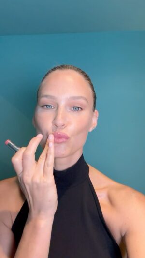 Bar Refaeli Instagram - GRWM #Venice 
Hair & make up by @elisarampi