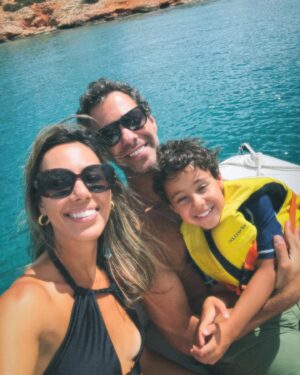 Bárbara Corby Instagram - Dias felizes a três 🙏 #creta #grécia #familytrip

Esta foi mais uma daquelas viagens para o Kiko. Os planos eram escolhidos por ele: praia, piscina, andar de barco, pedalinho, brincar… Não tinha todos os restaurantes marcados, como é habitual, nem visitas a museus ou outras atividades. Por isso, não vos posso dar muita dicas de Creta como costumo fazer, mas posso dizer que é um excelente destino para ir com crianças. Há muitas opções de hotéis, o mar é calminho e a temperatura é agradável, as pessoas são amorosas e a comida… GREGA !😍 O Kiko amou, disse que queria ficar aqui para sempre, por isso a missão foi cumprida!

En. This was another one of those trips for Kiko. He chose the plans: beach, pool, boat rides, paddle boating, playing… There weren't all the usual restaurant reservations or museum visits or other activities. So, I can't give you as many tips about Crete as I usually do, but I can say it’s an excellent destination to go with kids. There are plenty of hotel options, the sea is calm, the temperature is pleasant, the people are lovely, and the food… GREEK! 😍 Kiko loved it, said he wanted to stay here forever, so mission accomplished!

Hotel: @minosbeach_art_hotel