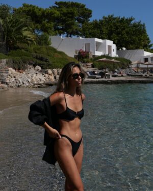 Bárbara Corby Instagram - Dias felizes a três 🙏 #creta #grécia #familytrip

Esta foi mais uma daquelas viagens para o Kiko. Os planos eram escolhidos por ele: praia, piscina, andar de barco, pedalinho, brincar… Não tinha todos os restaurantes marcados, como é habitual, nem visitas a museus ou outras atividades. Por isso, não vos posso dar muita dicas de Creta como costumo fazer, mas posso dizer que é um excelente destino para ir com crianças. Há muitas opções de hotéis, o mar é calminho e a temperatura é agradável, as pessoas são amorosas e a comida… GREGA !😍 O Kiko amou, disse que queria ficar aqui para sempre, por isso a missão foi cumprida!

En. This was another one of those trips for Kiko. He chose the plans: beach, pool, boat rides, paddle boating, playing… There weren't all the usual restaurant reservations or museum visits or other activities. So, I can't give you as many tips about Crete as I usually do, but I can say it’s an excellent destination to go with kids. There are plenty of hotel options, the sea is calm, the temperature is pleasant, the people are lovely, and the food… GREEK! 😍 Kiko loved it, said he wanted to stay here forever, so mission accomplished!

Hotel: @minosbeach_art_hotel