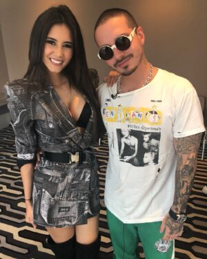 Bárbara Islas Instagram - Apláudete ! Eres suficiente ❤️

1. Premios Telehit conducir frente a 60 mil personas.
2. Telehit me dió la oportunidad de entrevistar a cantantes y actores que siempre soñé.
3. Llegó #LaBritny y se abrió la puerta de la comedia. Gracias @eliassolorio por la confianza.
4. Televisa Deportes 😍 un sueño para una amante de los deportes.
5. Lo soñé y me convertí en titular de uno de los programas más importantes de #televisa gracias @ncanun 
6. Mamá salí en la portada de @vanidadesmx 
7. Viajando a #brasil con @theofficialpandora 
9. Co conduciendo #bailandoporunsueño 

Gracias Bárbara por no perder la FE y a todos los que han creído en mi ❤️❤️❤️