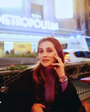 Bárbara Lombardo Instagram - Otras de mi paseo x calle Corrientes.
La foto número 3 deja en evidencia mi fanatismo por la década de los 80’. No sé qué piensan ustedes al respecto…. 
Ph @brunoilusorio 
Vestidito hecho a medida 💜 x @_tavogarcia
Pd: las botas ERANN de mi mamá. Crecí viendo a mi madre con estas botas puestas. Ahora serán mías para siempre jajaja ( con risa de bruja)