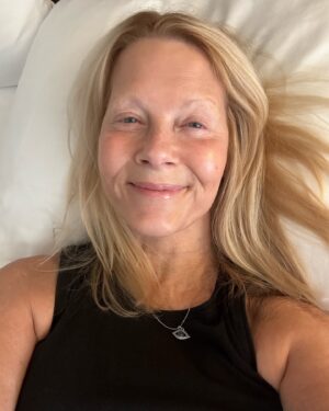 Barbara Niven Instagram - I have been having back problems and I think I need to replace my mattress at home. Just tried out the mattress in this hotel, and it feels fabulous. Going to give it two nights to test it out, then order it when I get home.  Ahhhhhh - just right. I feel like Goldilocks!! (If you ever have a sore back, you know how big of a deal this is.) Ahhhhhh again 👍👏👏👏😜