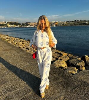 Bárbara Parada Instagram - Hoje😌
Conjunto @shop.joy.pt 🌞
Pub