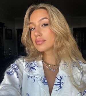 Bárbara Parada Instagram - Hoje😌
Conjunto @shop.joy.pt 🌞
Pub