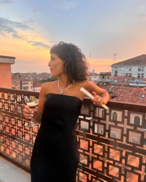 Barbara Pravi Instagram - Grazie mile Venise @labiennale ✨ c’était un rêve 
« Finalement » de @claudelelouch sort le 13 novembre au cinéma, et moi, je rentre à Paris parce que j’ai un disque qui pointe son nez dans 4 petits jours. 
Are you ready?? 

@cartier
 @dior 
@louboutinworld
@armanibeauty
Merci @personaeconsilium ❤️