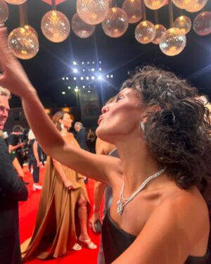 Barbara Pravi Instagram - Grazie mile Venise @labiennale ✨ c’était un rêve 
« Finalement » de @claudelelouch sort le 13 novembre au cinéma, et moi, je rentre à Paris parce que j’ai un disque qui pointe son nez dans 4 petits jours. 
Are you ready?? 

@cartier
 @dior 
@louboutinworld
@armanibeauty
Merci @personaeconsilium ❤️