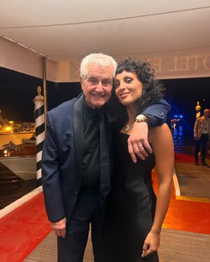 Barbara Pravi Instagram - Grazie mile Venise @labiennale ✨ c’était un rêve 
« Finalement » de @claudelelouch sort le 13 novembre au cinéma, et moi, je rentre à Paris parce que j’ai un disque qui pointe son nez dans 4 petits jours. 
Are you ready?? 

@cartier
 @dior 
@louboutinworld
@armanibeauty
Merci @personaeconsilium ❤️