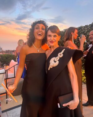 Barbara Pravi Instagram - Grazie mile Venise @labiennale ✨ c’était un rêve 
« Finalement » de @claudelelouch sort le 13 novembre au cinéma, et moi, je rentre à Paris parce que j’ai un disque qui pointe son nez dans 4 petits jours. 
Are you ready?? 

@cartier
 @dior 
@louboutinworld
@armanibeauty
Merci @personaeconsilium ❤️