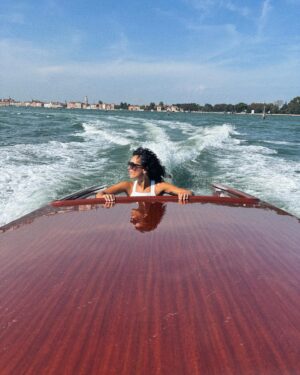 Barbara Pravi Instagram - Grazie mile Venise @labiennale ✨ c’était un rêve 
« Finalement » de @claudelelouch sort le 13 novembre au cinéma, et moi, je rentre à Paris parce que j’ai un disque qui pointe son nez dans 4 petits jours. 
Are you ready?? 

@cartier
 @dior 
@louboutinworld
@armanibeauty
Merci @personaeconsilium ❤️