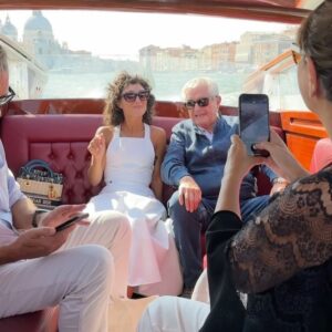 Barbara Pravi Instagram - Grazie mile Venise @labiennale ✨ c’était un rêve 
« Finalement » de @claudelelouch sort le 13 novembre au cinéma, et moi, je rentre à Paris parce que j’ai un disque qui pointe son nez dans 4 petits jours. 
Are you ready?? 

@cartier
 @dior 
@louboutinworld
@armanibeauty
Merci @personaeconsilium ❤️