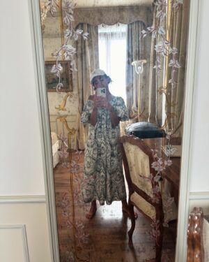 Barbara Pravi Instagram - Grazie mile Venise @labiennale ✨ c’était un rêve 
« Finalement » de @claudelelouch sort le 13 novembre au cinéma, et moi, je rentre à Paris parce que j’ai un disque qui pointe son nez dans 4 petits jours. 
Are you ready?? 

@cartier
 @dior 
@louboutinworld
@armanibeauty
Merci @personaeconsilium ❤️